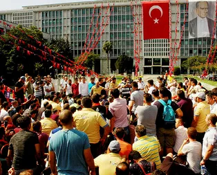 CHPli İstanbul Büyükşehir Belediyesinin işten çıkardığı işçilerden İBB önünde oturma eylemi