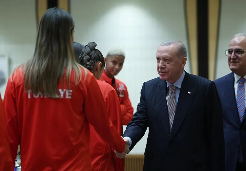 Başkan Erdoğan, A Milli Kadın Voleybol Takımı'nı kabul etti. (AA)