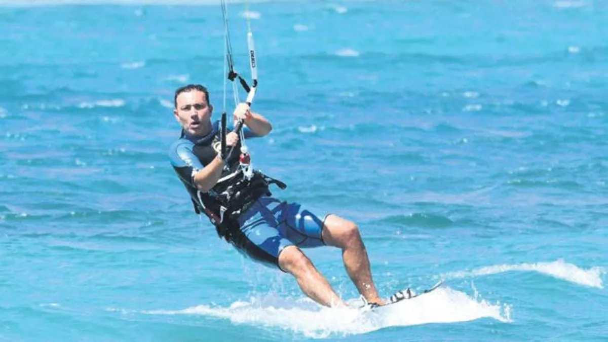 Mustafa Sandal oğlu Yaman ile birlikte Alaçatı'da deniz ve rüzgarın tadını çıkardı
