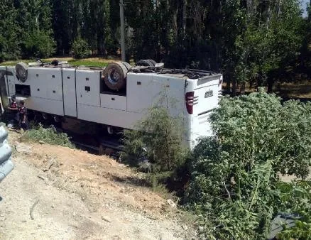 Denizli’de tur otobüsü takla attı