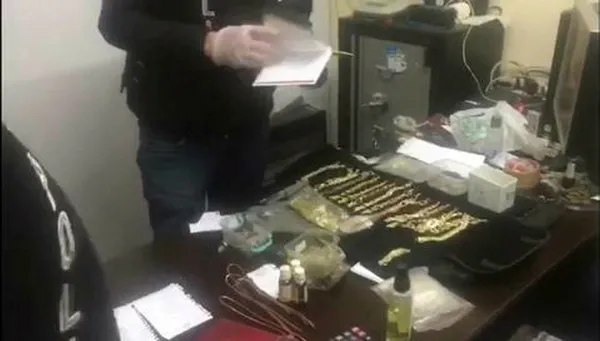 sanliurfada-sahte-altin-urettikleri-iddiasiyla-yakalandilar-1624036351541.jpg Şanlıurfa'da sahte altın ürettikleri iddiasıyla yakalandılar-3