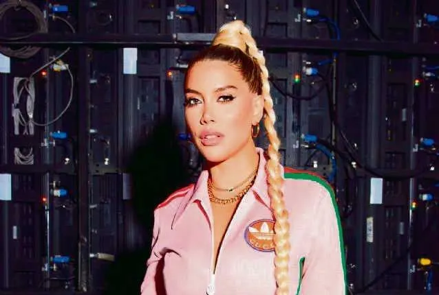 Lüks çantalar kapı duvar