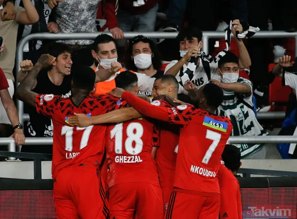 Ziraat Türkiye Kupası'nı kazanan Beşiktaş kupayı kaldırdı! İşte kutlamalardan kareler... - 11