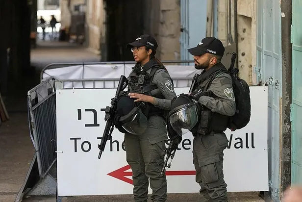 İsrail polisinden alçak saldırılara devam: Mescid-i Aksa baskınında 450 Filistinli gözaltına alındı-4