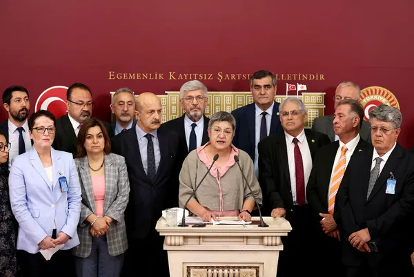 tbmmde-chpli-ve-hdpli-vekillerden-korsan-giris-turk-tabipler-birligi-baskani-sebnem-korur-fincanciyi-perdeleye-1655374673572.jpg TBMM'de CHP'li ve HDP'li vekillerden korsan giriş! Türk Tabipler Birliği Başkanı Şebnem Korur Fincancı'yı perdeleyerek Meclis'e soktular-3