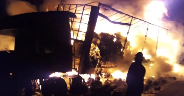 Mersin'de iplik yüklü tır tamamen yandı