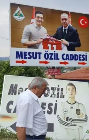 Mesut Özil'in memleketindeki o tabela değiştirildi!