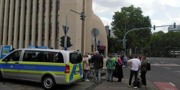 Almanya’da DİTİB Genel Merkezi bomba ihbarı üzerine boşaltıldı-2