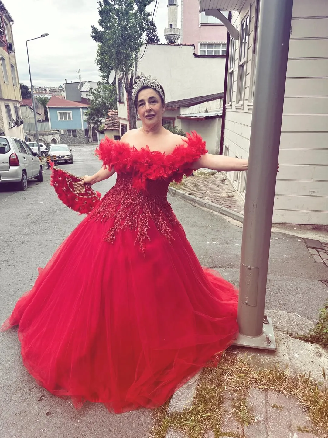 esra-dermancioglu-roman-kiyafetiyle-sokaklara-dustu-1778935995132.jpg Esra Dermancıoğlu Roman kıyafetiyle sokaklara düştü!-4