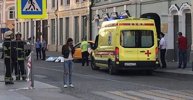 Moskova’da taksi kalabalığın arasına daldı: En az yaralı