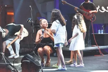 Cerem Onurluer konserinde minikleri sahneye alarak birlikte şarkı söyledi
