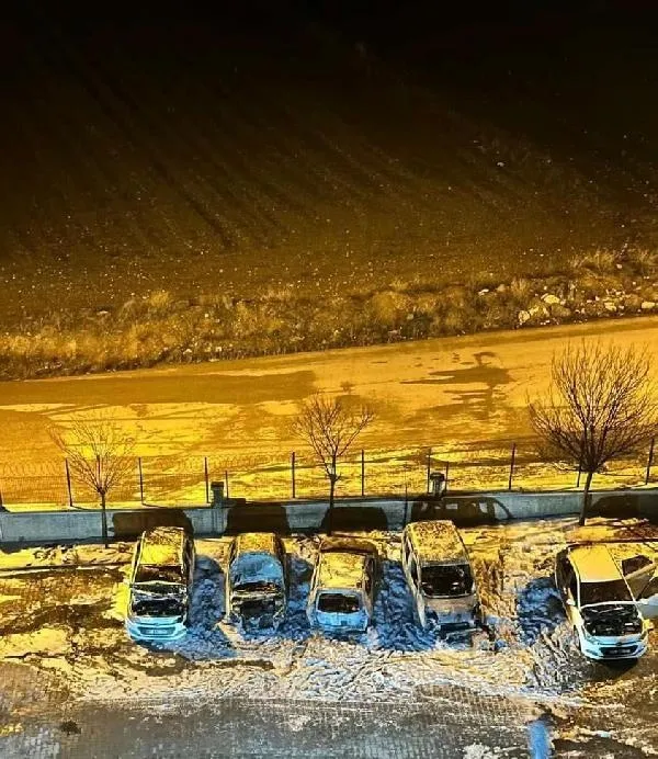 ankarada-yangin-site-bahcesinde-5-arac-hurdaya-dondu-1675084037500.jpeg Ankara'da yangın! Site bahçesindeki 5 araç alev alev yandı-3