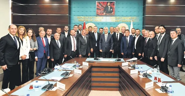 Ticaret Bakanı Ömer Bolat: Otomobil fiyatları yüzde 15 düştü, marketlerden de indirim bekliyoruz