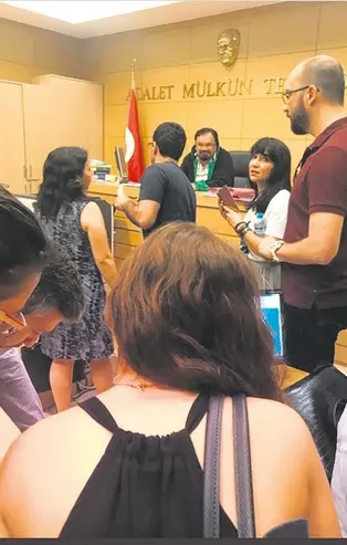 Etek boyuna tepki gösteren hakim görevden uzaklaştırıldı