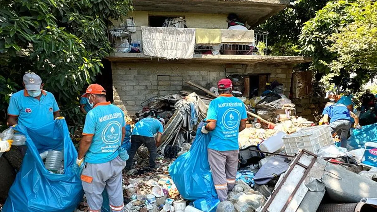 Alanya’da evden 4 kamyon çöp çıkarıldı