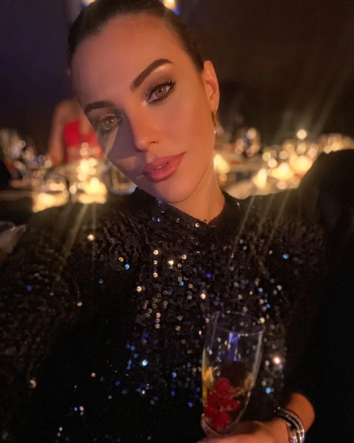 tuvana-turkay-derin-gogus-dekoltesiyle-paylasti-siyah-beyaz-pozu-sosyal-medyaya-damga-vurdu-1702883149709.jpg Tuvana Türkay derin göğüs dekoltesiyle paylaştı! Siyah-beyaz pozu sosyal medyaya damga vurdu-5