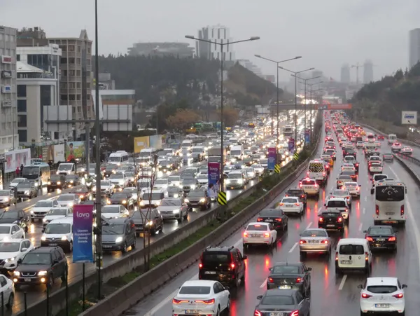 istanbulda-saganak-yagis-sonrasi-trafik-durma-noktasina-geldi-1670918783744.jpg İstanbul'da sağanak yağış sonrası trafik durma noktasına geldi!-3