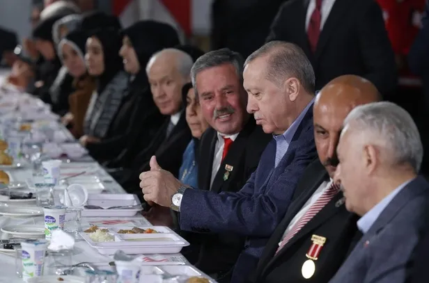 baskan-erdogan-ilk-iftari-deprem-bolgesinde-yapti-6liya-tepki-kandilin-kapisinda-nobet-tutanlar-sizi-karamsarl-1679591402500.jpeg