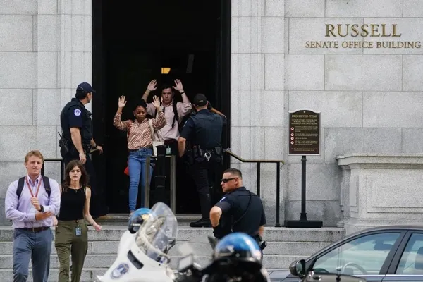 abd-kongresinde-sahte-saldiri-alarmi-bina-tahliye-edildi-1691011679247.jpeg ABD Kongresi'nde sahte saldırı alarmı: Bina tahliye edildi-4