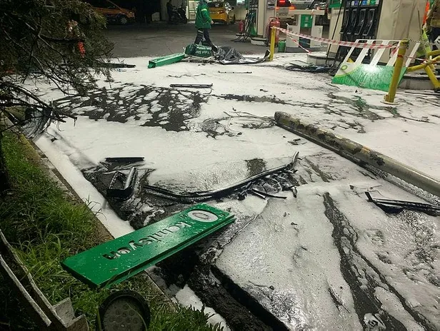 besiktasta-kontrolden-cikan-cip-benzin-istasyonuna-daldi-yaralilar-var-1614198064357.jpeg Beşiktaş'ta kontrolden çıkan cip benzin istasyonuna daldı! Yaralılar var...-3