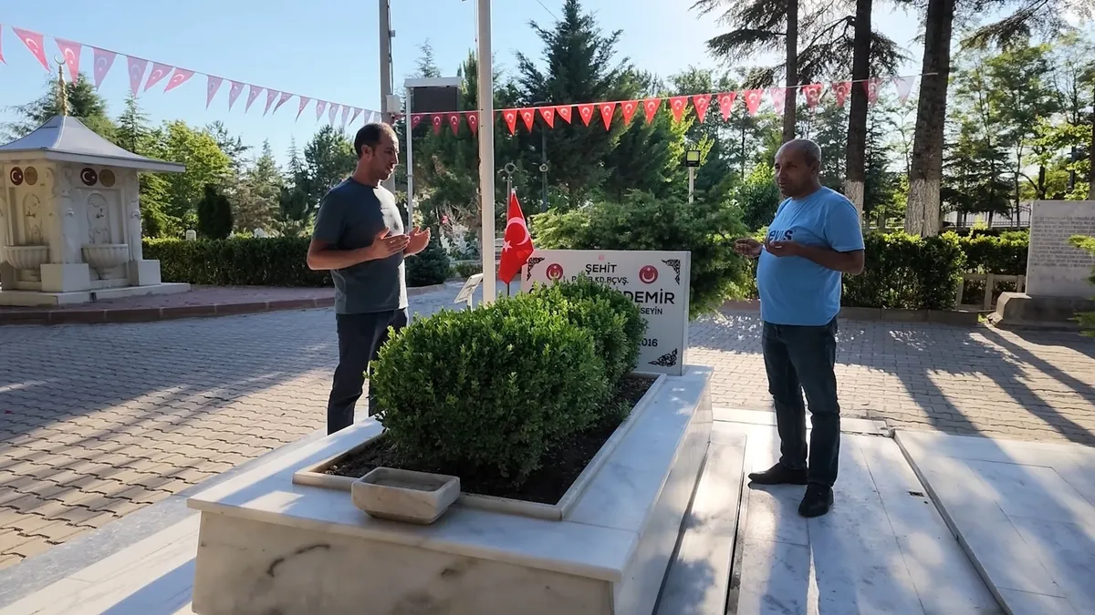 Ömer Halisdemir'in kabrine akın... Aksakallı: O Alparslan'ın kefenini giydi! Gazze'den duygulandıran çizim-3