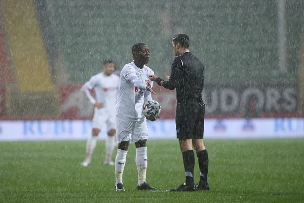 alanyaspor-sivasspor-maci-iptal-mi-alanyaspor-sivasspor-maci-devam-edecek-mi-1612015628585.jpg Alanyaspor Sivasspor maçı iptal mi? Alanyaspor Sivasspor maçı devam edecek mi?-3