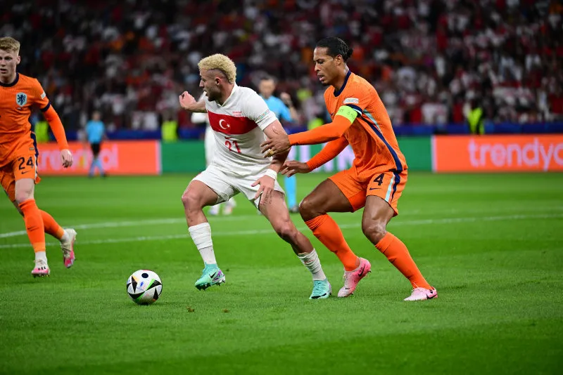 Galatasaray'ın yıldızı İngiltere'ye uçtu! Ada basını görüşeceği takımları yazdı - 12