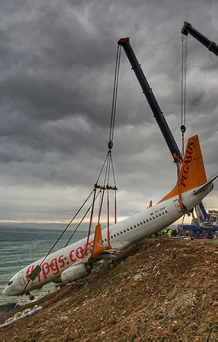 Trabzon'da pistten çıkan o uçak kaderine terk edildi
