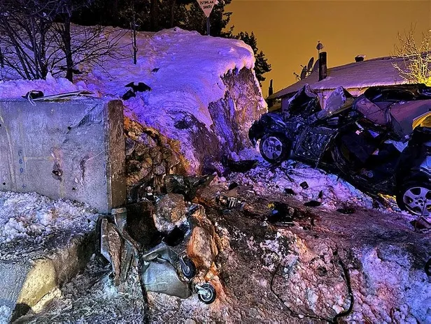 burdurda-iistinat-duvarina-carparak-hurdaya-donen-otomobilde-4-genc-hayatini-kaybetti-1646446317114.jpeg Burdur'da istinat duvarına çarparak hurdaya dönen otomobilde 4 genç hayatını kaybetti-2