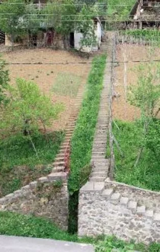 Trabzon'da komşuların 'inat merdivenleri' görenleri hayrete düşürüyor!