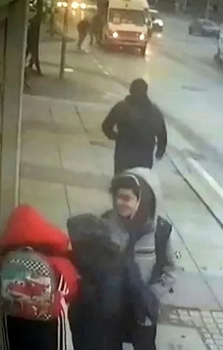 Avcılar'da korkunç kaza! Abla kardeş metrelerce havaya uçtu...