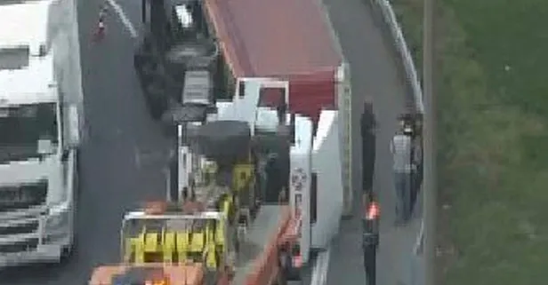 Son dakika: TEM'de TIR devrildi! Trafik kilit