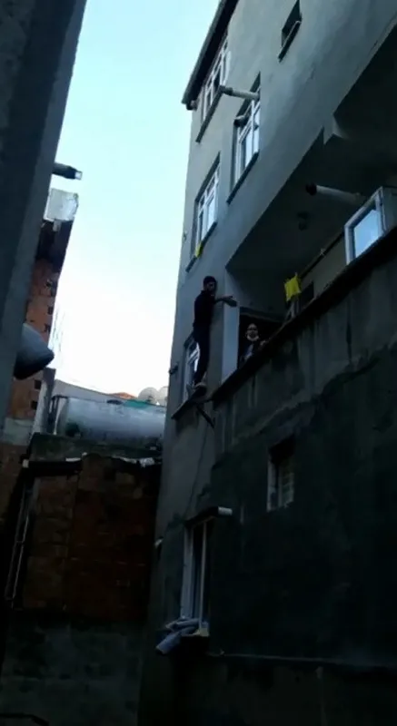 istanbul-sultangazide-girdigi-evin-sahibi-tarafindan-fark-edilen-hirsiz-kacmaya-calisirken-pencerede-mahsur-kaldi-komsulara-yalvardi-1627458565945.jpg