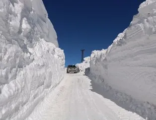 Üs bölgelerinin yolu 4 günde açıldı! 8 metre kar