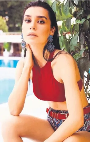 Sinan Akçıl Burcu Kıratlı’ya yazdığı ‘Güzel Karım’ şarkısıyla romantik yanını konuşturdu