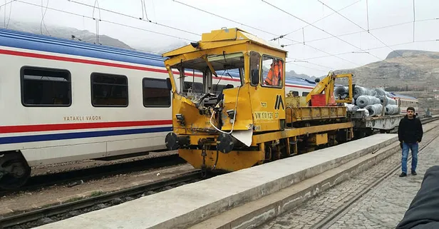 Demir yolunda iş makineleri çarpıştı: 1 ölü, 4 yaralı