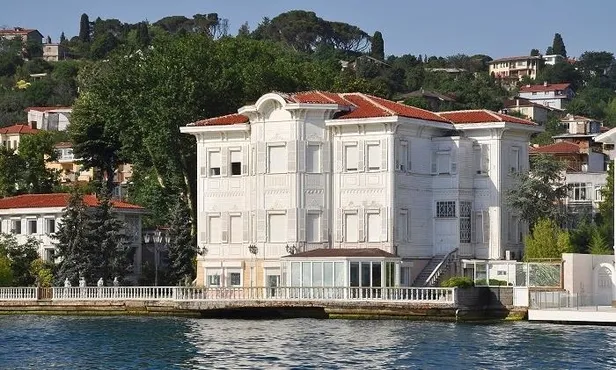 unlu-is-kadini-feryal-gulman-isyan-etmisti-dolandiricilar-sahte-yali-ilanlariyla-vurgun-yapti-1666568137120.jpeg Ünlü iş kadını Feryal Gülman isyan etmişti! Dolandırıcılar sahte yalı ilanlarıyla vurgun yaptı-3