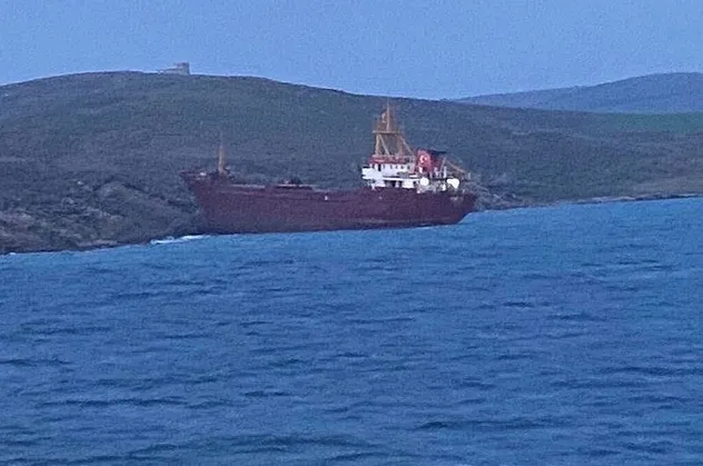 SON DAKİKA: Bozcaada'da bir gemi karaya oturdu: Can ve mal kaybı yok