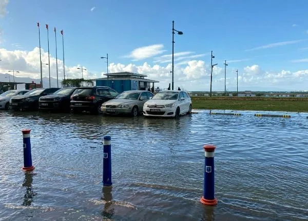 İzmir Konak'ta deniz taştı iş yerlerini su bastı!-4