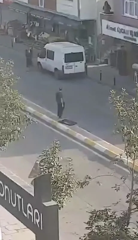 sultanbeylide-kasap-dukkanina-kursun-yagdirdi-o-anlar-kamerada-1724952431754.jpeg Sultanbeyli’de eski çalışan kasap dükkanına kurşun yağdırdı: 50 mermi isabet etti-3