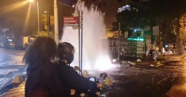 Kadıköy’de su borusu patladı! İmamoğlu’nun rezil belediyeciliği: Su 5 saat sonra kesildi | Cadde ve sokaklar göle döndü