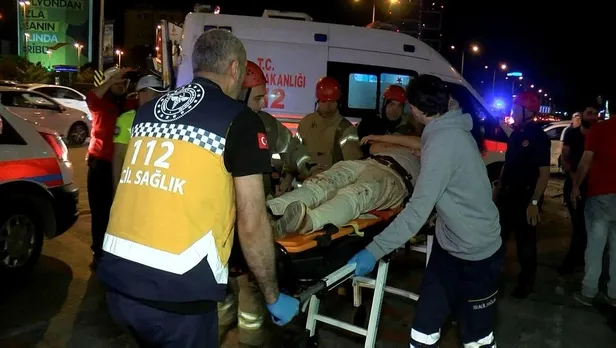 son-dakika-kadikoyde-otomobil-duraga-daldi-cok-sayida-yarali-oldugu-bildirildi-1655597249504.jpeg Kadıköy'de can pazarı! Bir otomobil durağa daldı, 1'i ağır 5 kişiyi yaraladı-7