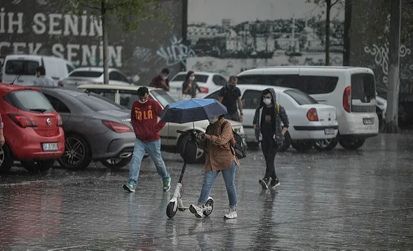 istanbulun-bazi-ilcelerinde-yagis-etkili-oluyor-1602602411609.jpg
