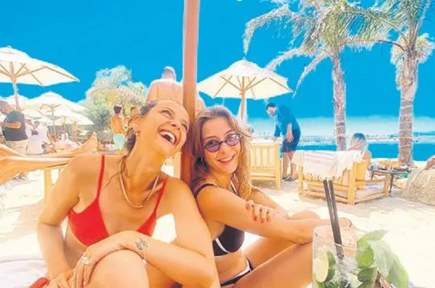 İrem Helvacıoğlu ve Ege Kökenli, Çeşme'de tatilde