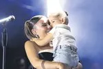 Merve Özbey Bursa’da kızıyla sahnede: 30 bin kişiye unutulmaz konser