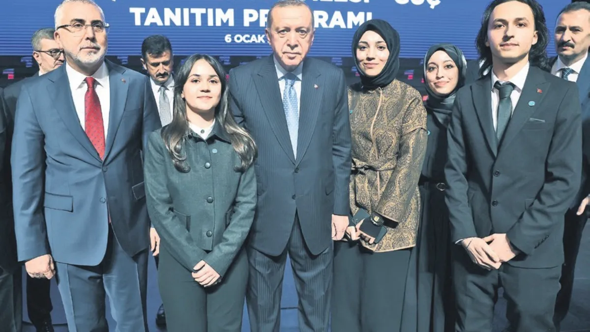 Gençlere dev istihdam hamlesi! Başkan Erdoğan duyurdu: 3 yılda 3 milyon gence 445 milyar liralık destek