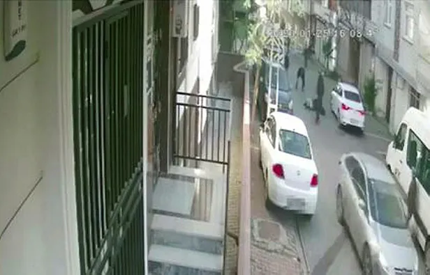 İstanbul'da sokak ortasında dehşete düşüren görüntüler! Genç kadını güpegündüz kaçırmaya çalıştılar-1