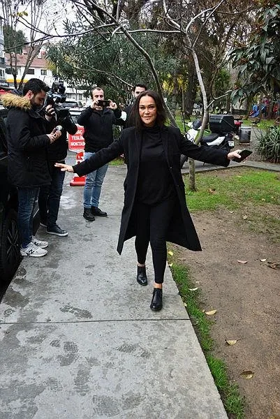 hulya-avsar-luks-restoranda-goruntulendi-arka-kapidan-kacmak-isterken-yakalaninca-verdigi-cevap-herkesi-sasirt-1642536427269.jpeg Hülya Avşar lüks restoranda görüntülendi! Arka kapıdan kaçmak isterken yakalanınca verdiği cevap herkesi şaşırttı-3