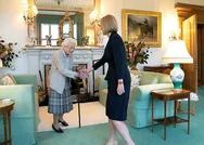 Kraliçe 2. Elizabeth ile yeni Başbakan Liz Trussun görüşmesinde dikkat çeken detay! İngilterede olay oldu: Kraliçenin eli neden mor?