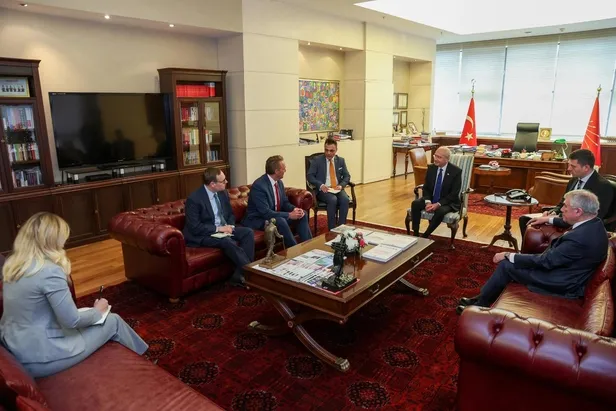 abd-buyukelcisi-jeff-flakein-kemal-kilicdaroglu-ile-temasi-neyin-isareti-kamufle-cabasi-yetmedi-bloomberg-bask-1680595868904.jpeg ABD'nin 7'li koalisyon üzerinden kurduğu 14 Mayıs planı! Flake'in ziyareti ne anlama geliyor?-2